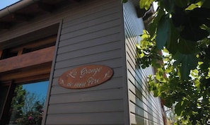 Ein Gebäude mit einem Schild, auf dem 'La Grange Le mon Pire' steht.