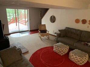 Téléviseur connecté, foyer, lecteur de DVD, sélection de films