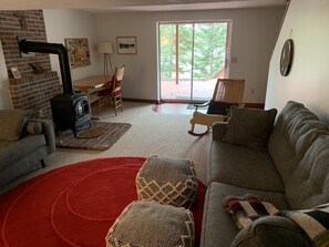 Téléviseur connecté, foyer, lecteur de DVD, sélection de films