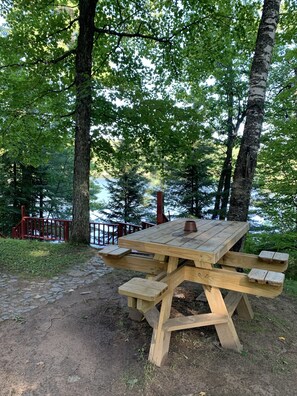 Outdoor dining - Waterfront Cedar Cabin Complete with Sauna (Negaunee)