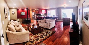 Smart-TV, Kamin, DVD-Player, Bücher