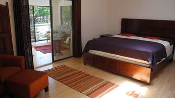 2 chambres, bureau, fer et planche Ă repasser, lit parapluie