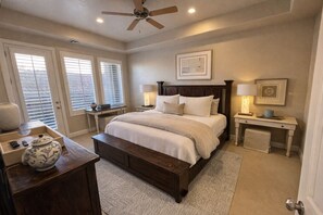 4 slaapkamers, een bureau, een strijkplank/strijkijzer, reisbedje