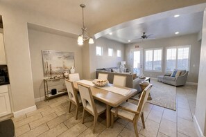 Een smart-tv, een open haard, tafelvoetbal en een tafeltennistafel