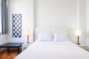 Desk, iron/ironing board, free WiFi, bed sheets - Omar do Rio - Apartamento BC33 (Rio de Janeiro)