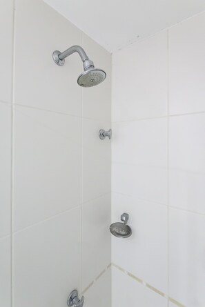 Apartamento, no fumadores | Baño | Ducha, toallas, champú y papel higiénico