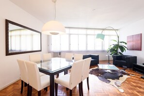 Apartamento, no fumadores | Sala de estar | Una televisión LED