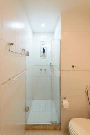 Apartamento, para não fumantes | Banheiro | Chuveiro, toalhas de banho, shampoo, papel higiênico