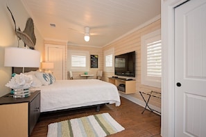 Luxury Cottage, 1 Bedroom, Kitchen, Beachside (5) | Tempur-Pedic beds, soundproofing, free WiFi, bed sheets - 6West Beach Cottages (Madeira Beach)
