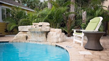 Cottage Cao cấp, 1 phòng ngủ, bếp, cạnh bãi biển (2) | Thác nước hồ bơi | Hồ bơi ngoài trời, ghế dài tắm nắng