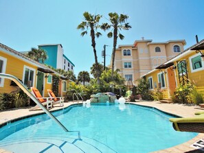 Outdoor pool, pool loungers - 6West Beach Cottages (Madeira Beach)