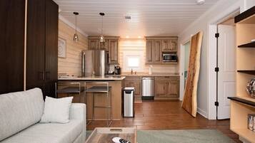 Cottage Cao cấp, 1 phòng ngủ, bếp, cạnh bãi biển (3) | Khu phòng khách | TV màn hình phẳng