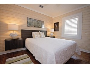 Tempur-Pedic beds, soundproofing, free WiFi, bed sheets - 6West Beach Cottages (Madeira Beach)