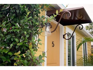 Courtyard - 6West Beach Cottages (Madeira Beach)