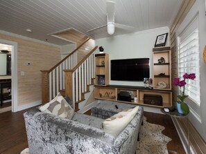 Living area - 6West Beach Cottages (Madeira Beach)