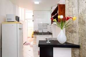 Refrigerador, microondas, parrilla de estufa y utensilios de cocina 