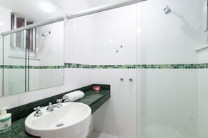 Shower, free toiletries, towels, shampoo - Omar do Rio - Apartamento Chang (Rio de Janeiro)