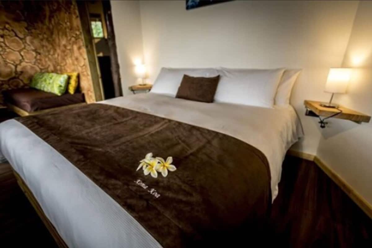 Bungalow, 1 King Bed, Private Bathroom (Hoe Vaka) | Egyptian cotton sheets, premium bedding, in-room safe