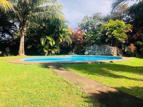 Outdoor pool - Hotel Taina Rapa Nui (Hanga Roa)