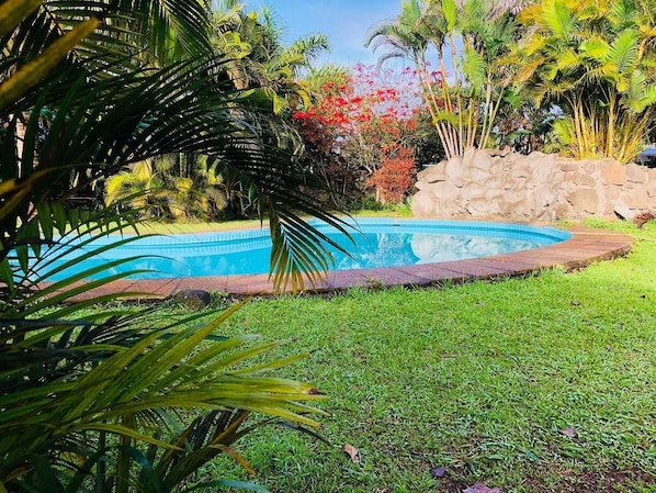 Una piscina al aire libre