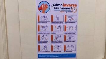 Een poster met handwasinstructies op een deur.