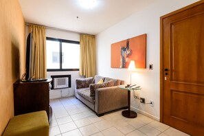 Apartamento, 1 cama de casal e sofá-cama, para não fumantes | Sala de estar | TV LED