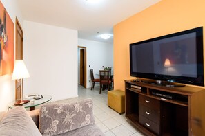 Apartamento, 1 cama de casal e sofá-cama, para não fumantes | Sala de estar | TV LED