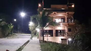 Fachada del alojamiento - Noche