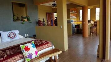 Suite estudio Deluxe, 1 cama King size, para no fumadores | Ropa de cama de alta calidad, camas con pillow-top y minibar