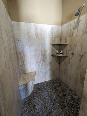 Een douche,  milieuvriendelijk toiletgerief, een haardroger, handdoeken