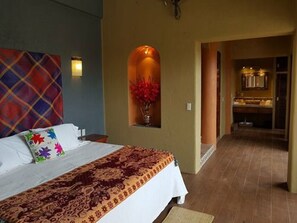 Comfort Room, 1 King Bed, Non Smoking | Premium bedding, pillowtop beds, minibar, in-room safe - Casa Arcoiris Zihuatanejo (Zihuatanejo)