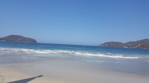 Beach nearby, white sand, 6 beach bars - Casa Arcoiris Zihuatanejo (Zihuatanejo)