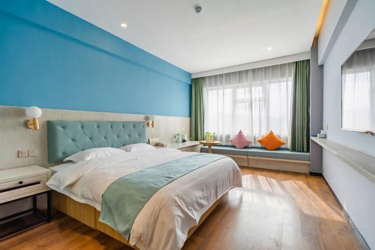 Guestroom (.)