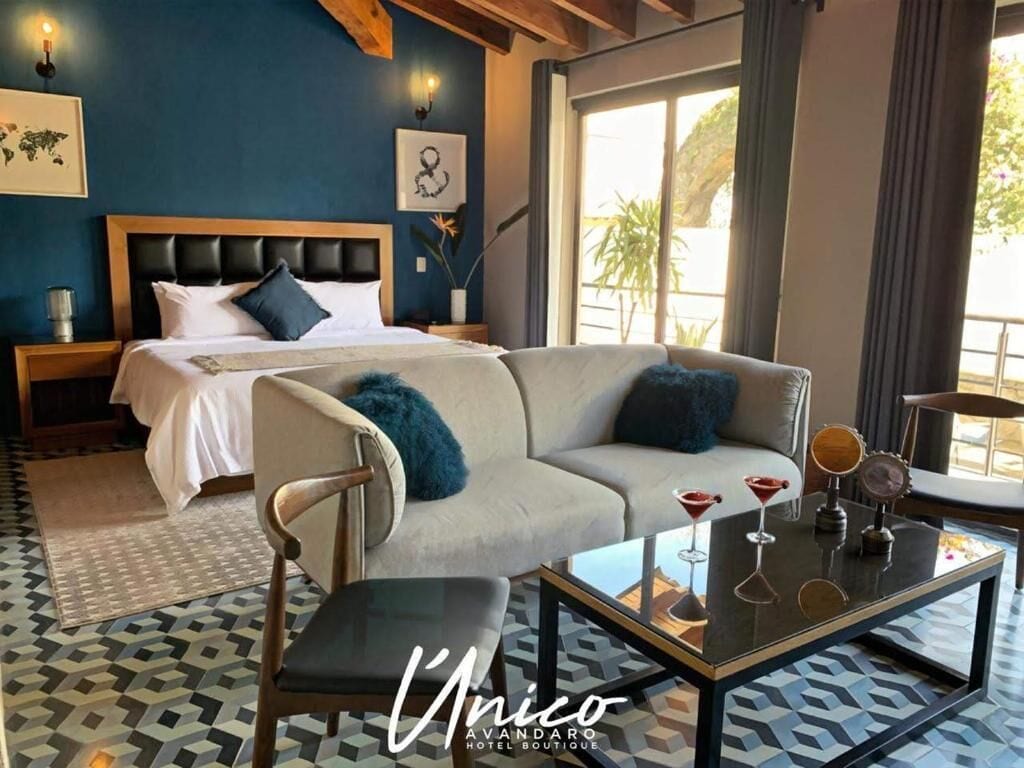 deluxe studio suite, 1 king bed | 1 bedroom, minibar, in-room safe, soundproofing