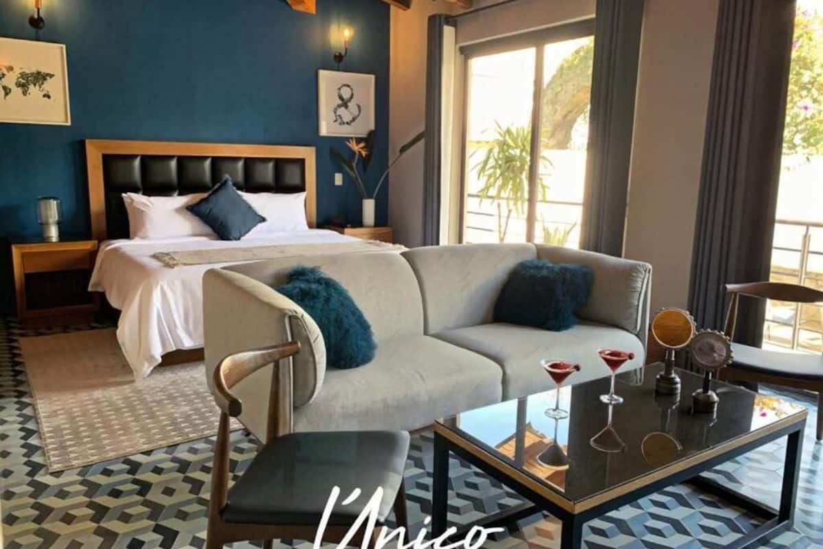 deluxe studio suite, 1 king bed | 1 bedroom, minibar, in-room safe, soundproofing