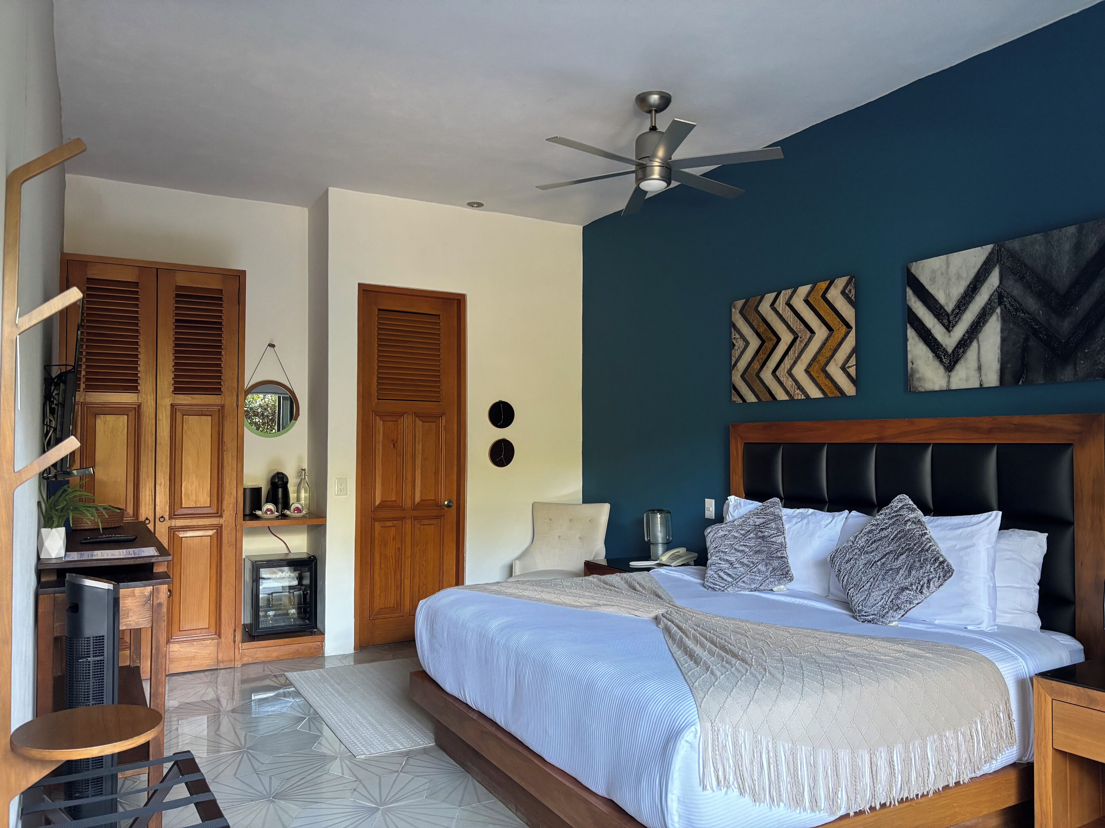 Grand Room, 1 King Bed | Minibar, in-room safe, iron/ironing board, free WiFi