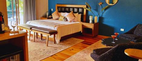 Deluxe Studio Suite, 1 King Bed | Minibar, in-room safe, soundproofing, iron/ironing board