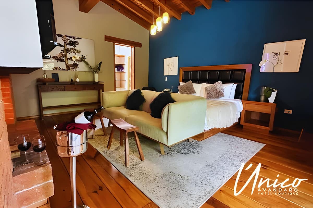 Deluxe Studio Suite, 1 King Bed | Minibar, in-room safe, iron/ironing board, free WiFi