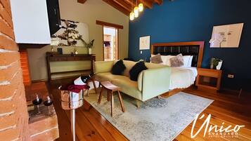 Deluxe Studio Suite, 1 King Bed | Minibar, in-room safe, soundproofing, iron/ironing board