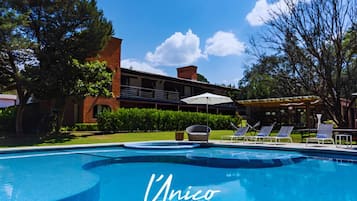 Kolam renang outdoor, dengan payung kolam renang dan kursi berjemur