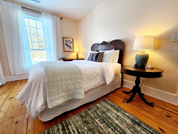 2 habitaciones, escritorio y tabla de planchar con plancha 