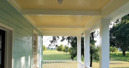 Relax in a Pecan Orchard with Starlink Internet 15 min. from Airport