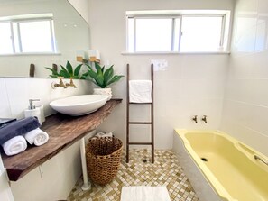 Asciugacapelli, asciugamani, shampoo, carta igienica