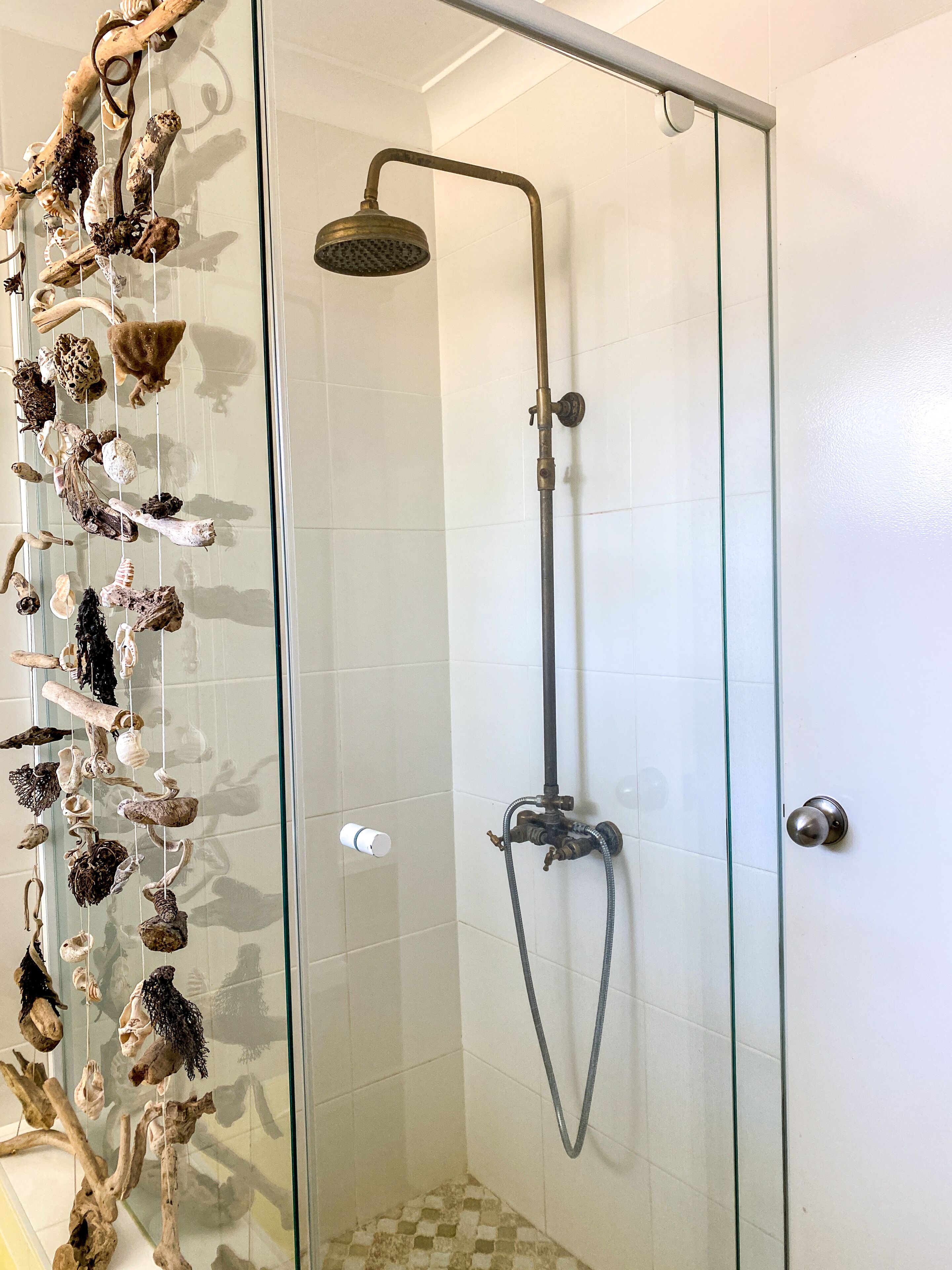Een haardroger, handdoeken, shampoo, toiletpapier