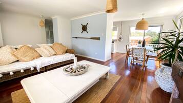 Televisio, DVD-soitin, videokirjasto, stereot