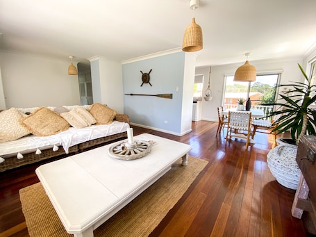 TV, DVD player, video library, stereo. Nobby's Beach House -A stones throw to beach