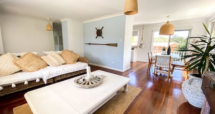 Nobby's Beach House -A stones throw to beach