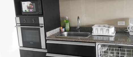 Kühlschrank, Mikrowelle, Ofen, Herdplatte