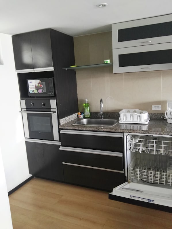 Refrigerador, microondas, horno y parrilla de estufa 