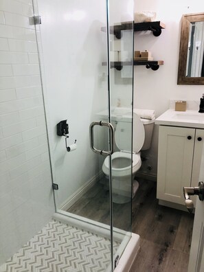 Dusche, Haartrockner, Handtücher